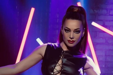 (FOTO) SVETSKI TREND PRATI I ONA! Evo kako Jadranka izgleda bez trunke šminke u KARANTINU!