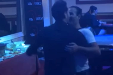 Probudile se emocije: Zadrugar uhvatio Miku pa pripijeni plesali celu noć!