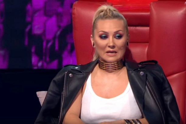 (FOTO) NA SEBI IMA SAMO PARFEM! Goca Tržan SKINULA KUPAĆI, pa svima pokazala svoje BUJNE GRUDI!