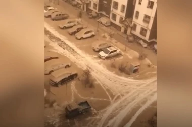 (FOTO, VIDEO) Kinezi se probudili i ugledali neobičan fenomen: Ovakav sneg još niste videli!