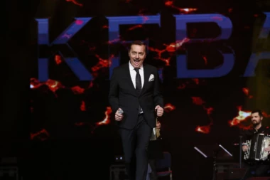 Kebu napala devojka na nastupu!