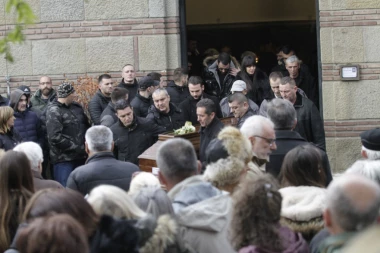 (FOTO) Majci pozlilo na sahrani Vlade Popa: "Ne vodite ga, molim vas!"