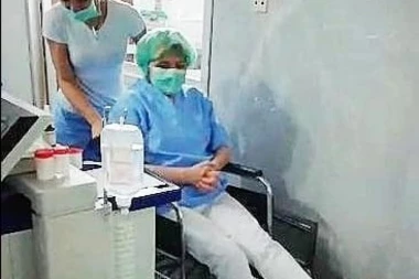 Kapa dole za doktorku Danicu Grujičić: Zbog preloma kosti u stopalu ne može da hoda, ali to je nije sprečilo da operiše pacijente