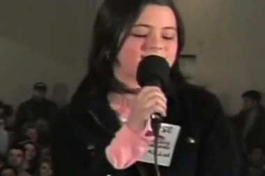 Ružno pače se pretvorilo u labuda: Da li možete da prepoznate pevačicu na slici?!