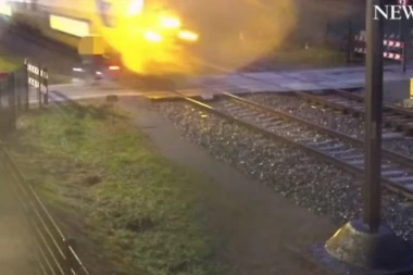 (VIDEO) Ostaćete zabezeknuti! Za dlaku izbegao sigurnu smrt: Ovaj biciklista je imao mnogo sreće!