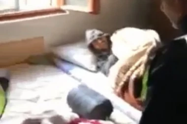 (VIDEO) Migranti zauzeli kuću u Bihaću, došla je policija, a onda je nastao urnebesni snimak "obračuna"!