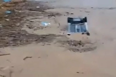 (VIDEO) Kataklizma na Kipru: Voda kulja ulicama, vetar nosi automobile, a ima i mrtvih!