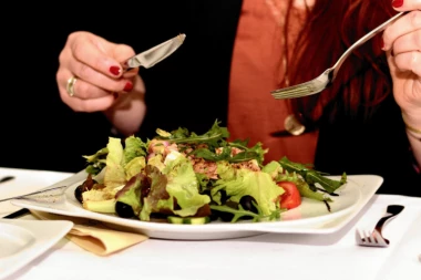 Skinite začas kilograme koje ste za praznike "nabacili": Ova salata topi salo sa stomaka!