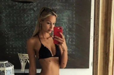 (18+FOTO) NJENE OBLINE OSTAVLJAJU BEZ DAHA: Ona je najse*sipilnija žena fudbalera!