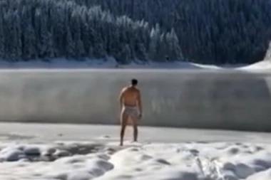 (VIDEO) LUDILO: Rus se kupa u ledenom Crnom jezeru!