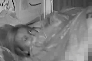 (FOTO) Vuja i Enisa se zaneli: Podigao se jorgan i sve se videlo!