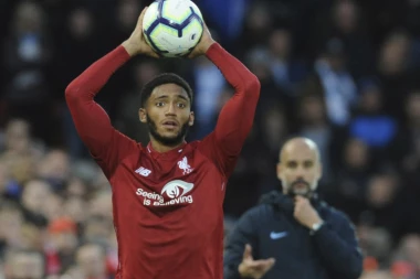 STRAŠAN MALER: Fudbaler Liverpula SLOMIO NOGU!