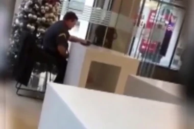 (VIDEO 18+) ZABAVLJA SE U RADNO VREME?! Radnik banke masturbirao dok su klijenti prolazili pored njega