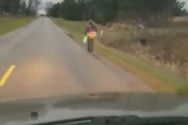 BRAVO, ĆALE! Naterao zlu ćerku da pešači po zimi!