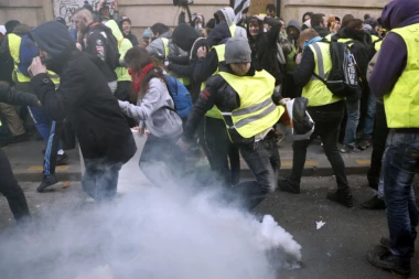 Francuska policija od jutros privela 21 osobu: Za Žute prsluke spremni vodeni top, oklopna vozila i 8.000 policajaca!