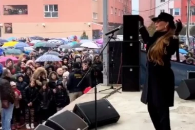 (VIDEO) Srbi u Kosovskoj Mitrovici pevali sa Cecom i po kiši!