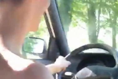(VIDEO) SMEH DO SUZA! Ovako izgleda kad majka uči sina da vozi: Nemoj ovde voziti brzo, idiote, s*ebaćeš se!