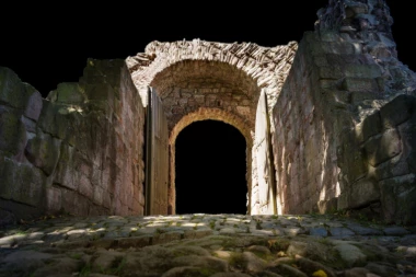 Jerinin grad preti da se obruši na jedno malo selo