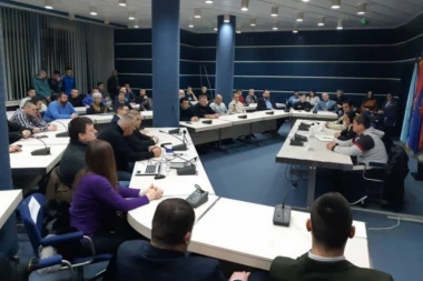 PUNA TRIBINA "HEROJI KOSOVA I METOHIJE": Ratni veterani podelili svoja iskustva s Novosađanima