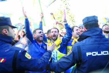 ARGENTINCI SU  DIZALI KREDITE  samo da bi gledali Boku i River!