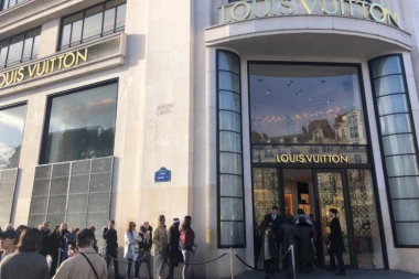 Francuzi zezaju krizu: Demonstracije na ulicama Pariza, a redovi ljudi ispred luksuznih radnji