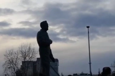 Na novom Tuđmanovom spomeniku osvanuo grafit!