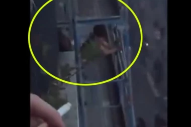 (HIT VIDEO) J*be se njima za proteste, ali bukvalno! Par se s*ksao na terasi u jeku demonstracija