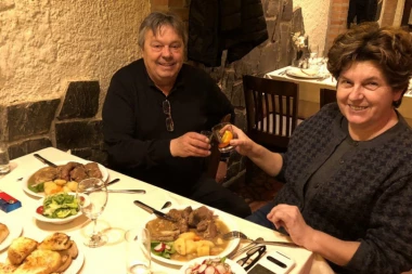 KOSAN "SKUVAO" RUČAK NOVINARKI!