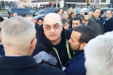 (VIDEO) Neviđeni skandal u Zagrebu: Veteran se pobunio protiv spomenika Tuđmanu, pa popio batine i odvela ga policija!