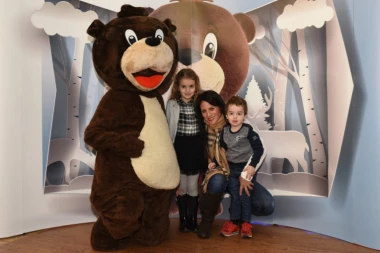 Mališani su se ponovo družili sa omiljenim medvedićem Linom