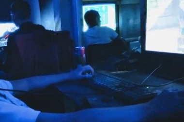 Stravično nasilje kod Vukovog spomenika: Nepoznatog dečaka u igraonici pretukli pikslom!