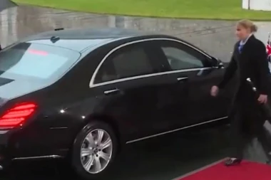 (VIDEO) Tereza Mej zaključana u vozilu!