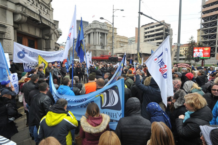 Protest prosvetara ispred Vlade Srbije: Traže povećanje plate od 14,67 odsto