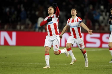 (VIDEO) Na ovaj gest Zvezdinog defanzivca nisu imuni ni "grobari": Gobeljić zaustavio saobraćaj u centru Beograda i preveo starca preko ulice!