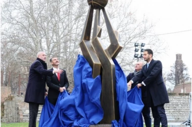 (FOTO) Otkriven spomenik utemeljivačima srpske košarke na Kališu!