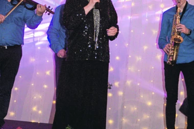 Lepa Lukić napravila skandal na snimanju: Sklonite mi ove ku*vu neću da se slikam s njom!