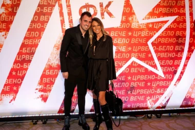 Crveno-bela elegancija na godišnjoj svečanosti