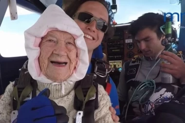 (VIDEO) Baka Ajrin (102) je najstariji skakač iz aviona i za to ima dobar razlog!