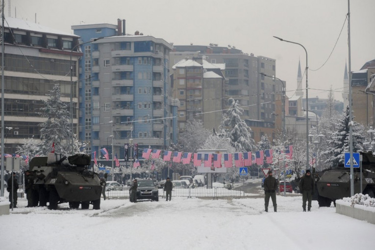 Dan posle pogubne odluke Prištine: KFOR na mostu u Kosovskoj Mitrovici, situacija mirna