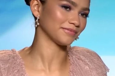 DA LI BISTE VI PONELI OVU NEOBIČNU KREACIJU? Glumica je baš lepo nosila, mada nije bila opuštena...