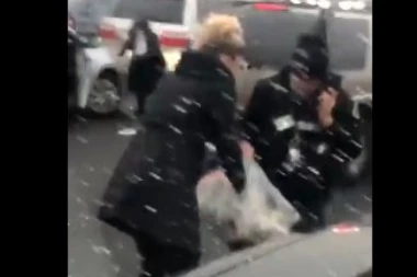 (VIDEO) Lete dolari! Novac ispao iz blindiranog vozila, najmanje dva sudara