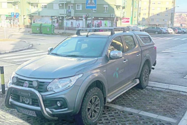 Vozač mobilnog operatera ne mari na okruženje! Bahati "Telenor" jednim vozilom zauzmu dva mesta