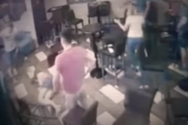 (STRAVIČAN VIDEO) Ovo je snimak brutalnog prebijanja devojke (18) u kafani: Masakrirao je, udarao u glavu, šutirao!