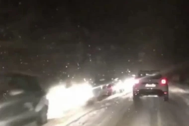 (VIDEO) Ako ste krenuli u ovom pravcu Srbije, čeka vas horor: Sve stoji, sneg napravio totalni kolaps!