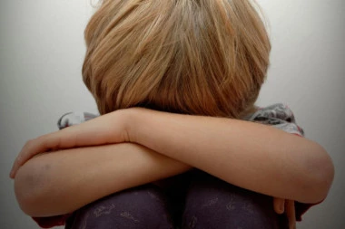 Detalji stravičnog silovanja u Nišu: Maloletnik (15) svog rođaka (6) pretukao i strgao mu odeću, dete je sve vreme zapomagalo da ga pusti