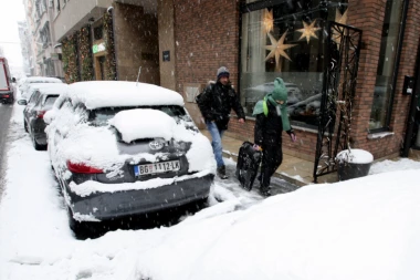 Vozači, ovo morate da uradite sa snegom na vašem autu!