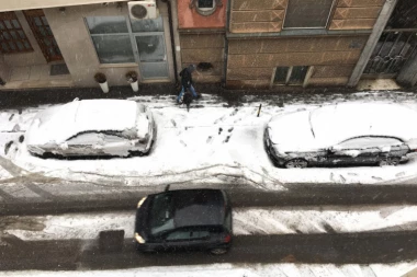 Sneg već pravi probleme po prestonici! Kolaps na Košutnjaku i Brdu, autobusi ne mrdaju!