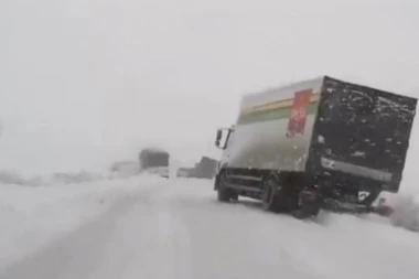 Košava svom snagom udara po Banatu: Jak vetar prevrnuo šleper, kamion sleteo sa puta