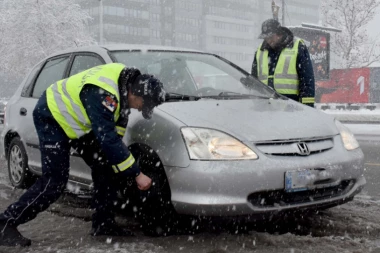 Apel saobraćajne policije: Vozite polako, držite odstojanje i ne krećite bez zimske opreme!