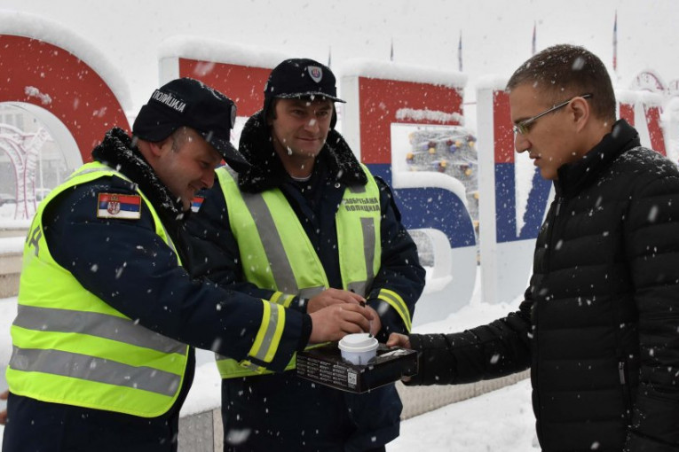 Stefanović obišao pripadnike saobraćajne policije: Sneg im ne smeta da brinu o bezbednosti na putevima